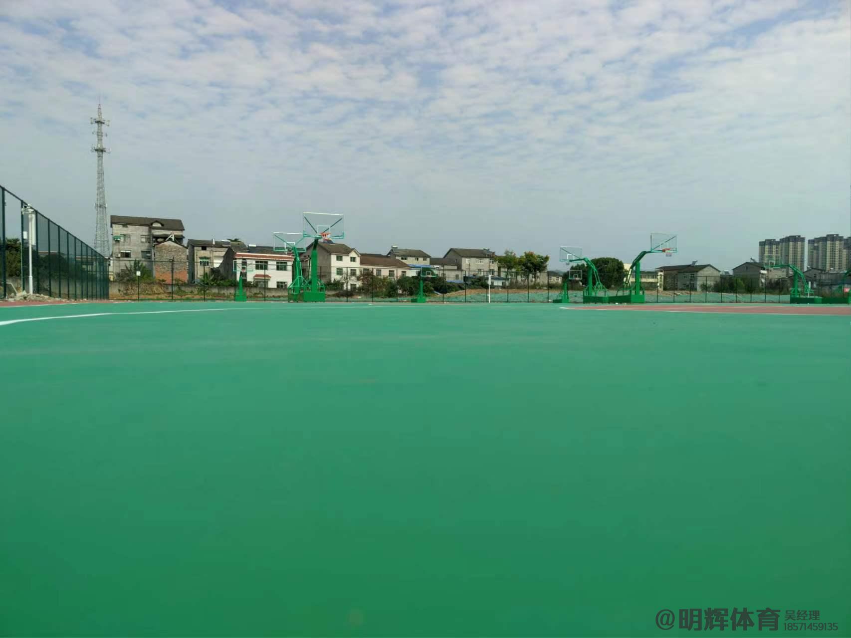 岗巴硬地丙烯酸球场的优缺点